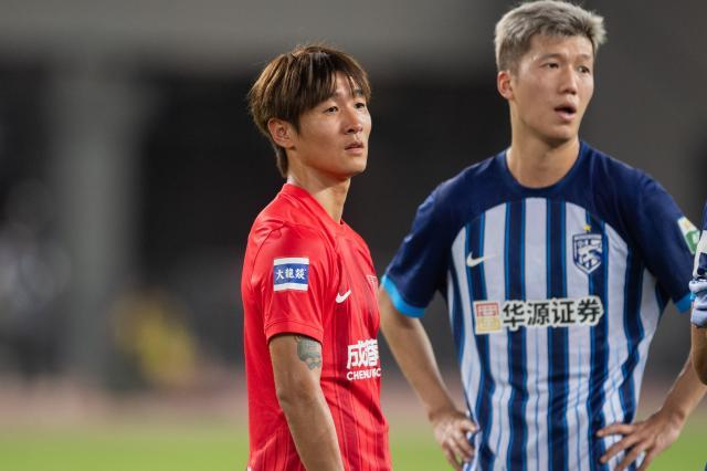 2红7黄！三镇战蓉城场面火爆 韦世豪染红公开致歉