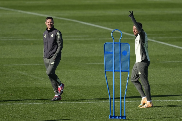 网站入口-队报：阿隆索无法接受失利，游说姆巴佩带伤出战，建议打封闭被拒